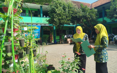 Penilaian Vertikal Garden : Kreativitas dan Kepedulian Siswa MTs NU 08 Gemuh Menghijaukan Sekolah